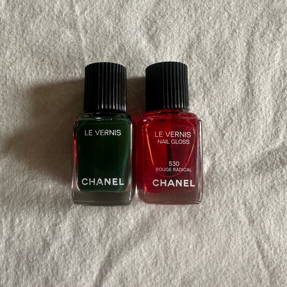 CHANEL Le Vernis & Nail Gloss Duo in Deep Green and Vivid Red